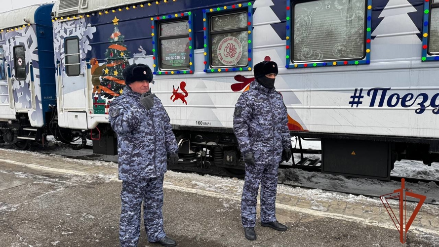 Росгвардия обеспечила безопасность во время остановки «Поезда Деда Мороза» в Новосибирской области 