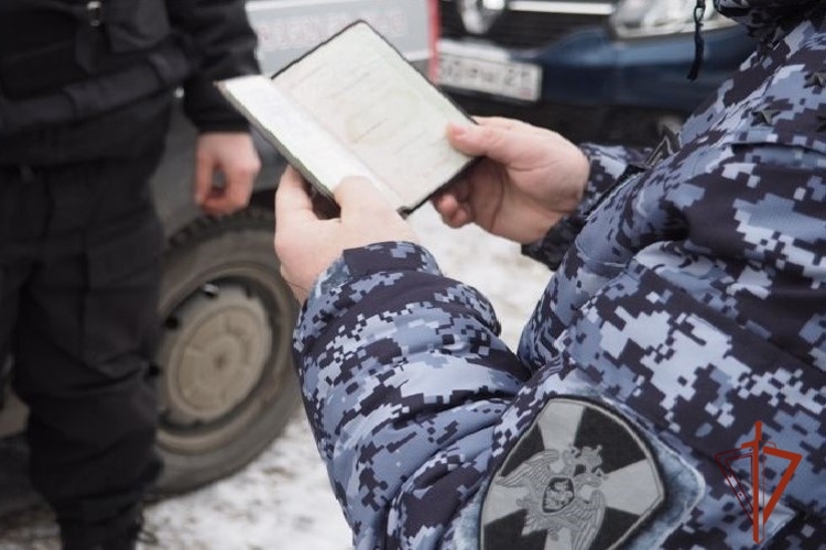 В Новосибирске экипаж Росгвардии задержал иностранца, находящегося в розыске