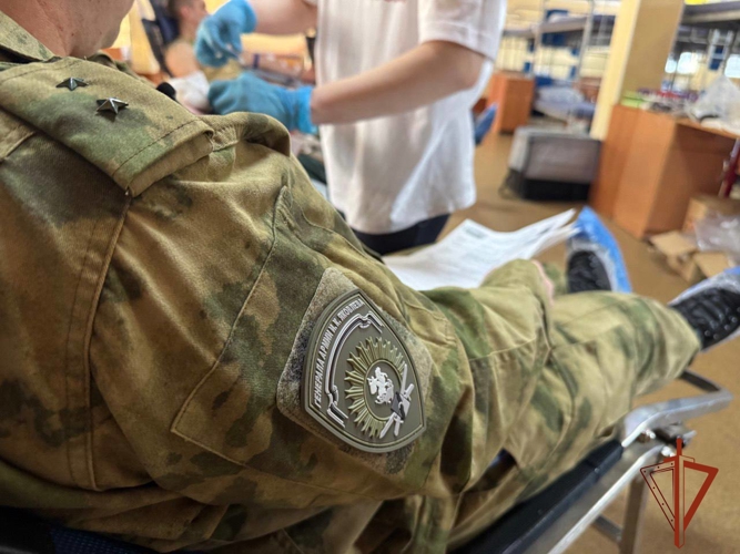 Военнослужащие Новосибирского военного института Росгвардии приняли участие в донорской акции