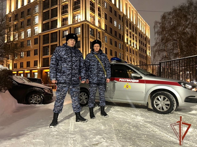 В Новосибирске офицеры Росгвардии спасли женщину, у которой случилась остановка сердца