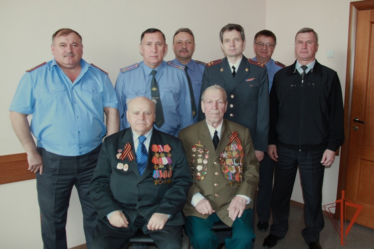 В Новосибирске сотрудники Росгвардии поздравили с днем рождения заслуженного ветерана вневедомственной охраны