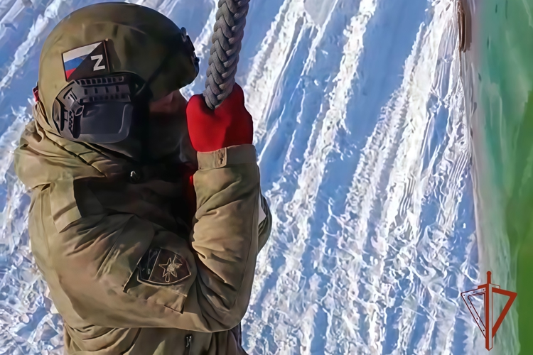 В Новосибирске военнослужащие отряда спецназа «Ермак» Росгвардии провели занятия по беспарашютному десантированию 
