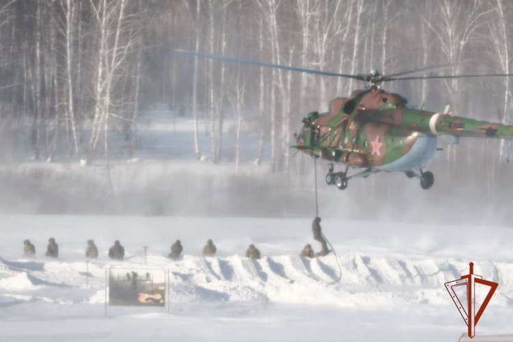 В Новосибирске военнослужащие отряда спецназа «Ермак» Росгвардии провели занятия по беспарашютному десантированию 
