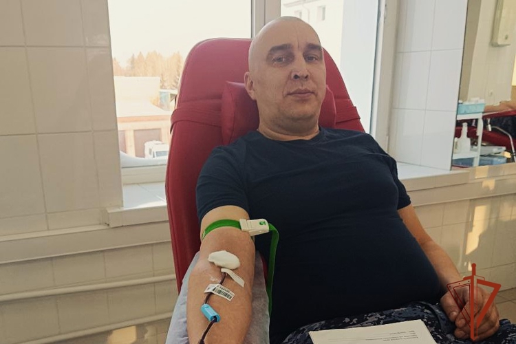 В Новосибирске сотрудники вневедомственной охраны Росгвардии сдали донорскую кровь