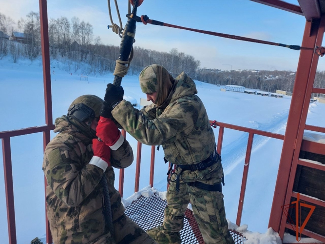 В Новосибирске военнослужащие отряда спецназа «Ермак» Росгвардии провели занятия по беспарашютному десантированию 