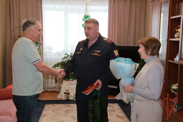 В Новосибирске сотрудники Росгвардии поздравили с днем рождения заслуженного ветерана вневедомственной охраны
