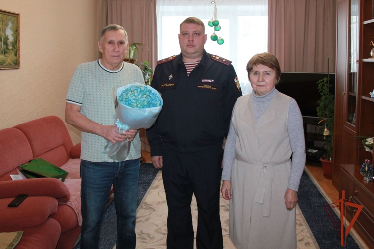 В Новосибирске сотрудники Росгвардии поздравили с днем рождения заслуженного ветерана вневедомственной охраны
