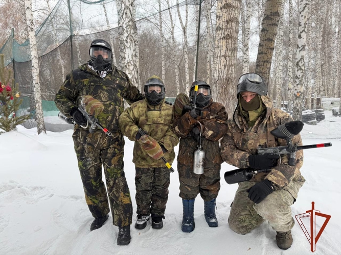 В Новосибирске росгвардейцы и их семьи провели новогодний турнир по пейнтболу