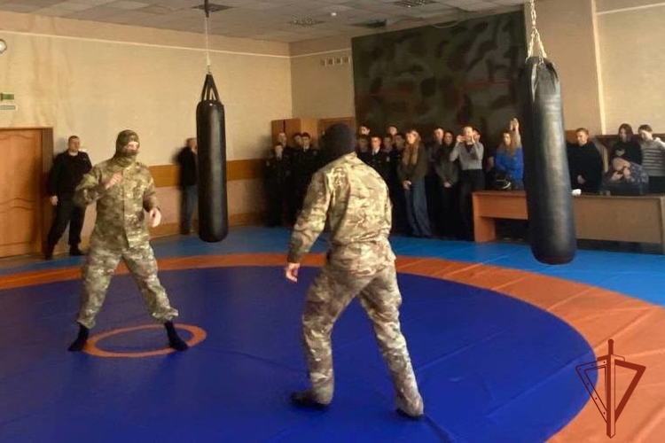 В Новосибирске сотрудники СОБР познакомили школьников со службой в  Росгвардии 