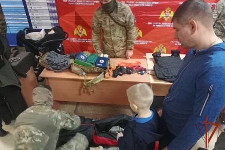 В Новосибирске сотрудники СОБР познакомили школьников со службой в  Росгвардии 