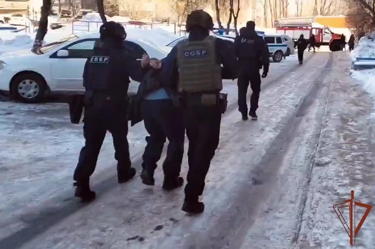 При силовой поддержке спецназа Росгвардии в Новосибирске задержан местный житель, который заявил о захвате заложницы (ВИДЕО)