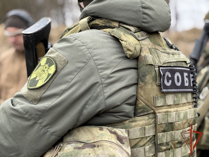 В Новосибирске офицеры СОБР Росгвардии оказали силовую поддержку при задержании подозреваемых в вымогательстве 