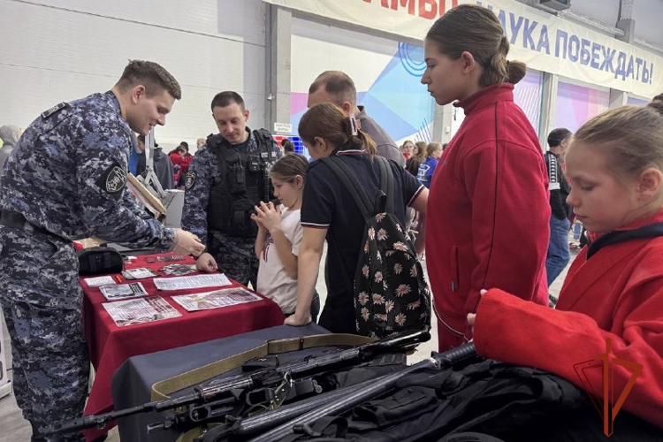 В преддверие юбилея Росгвардии сотрудники ведомства познакомили юных спортсменов со своей службой