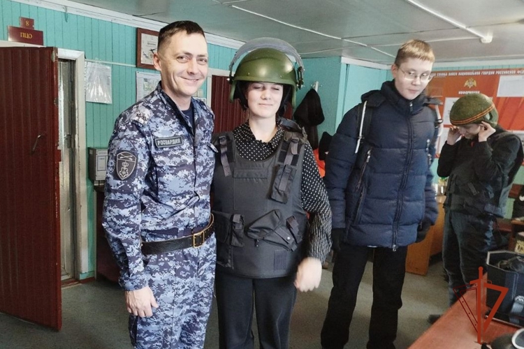 Сотрудники вневедомственной охраны Росгвардии познакомили школьников со своей профессией