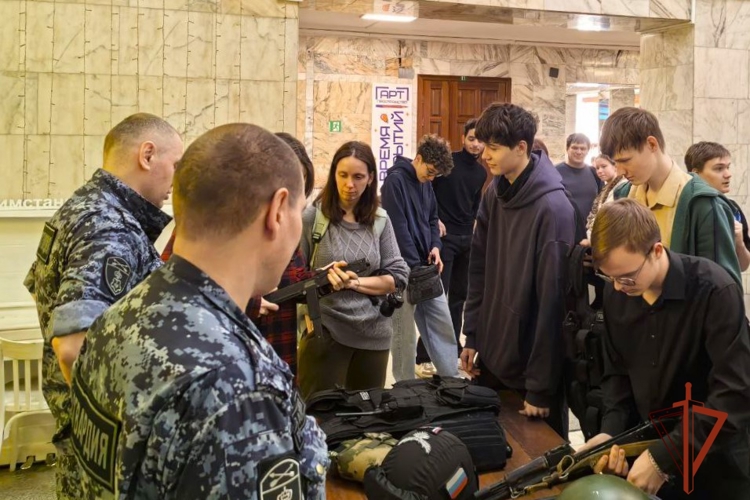 В Новосибирске сотрудники вневедомственной охраны Росгвардии приняли участие в масштабном профориентационном мероприятии