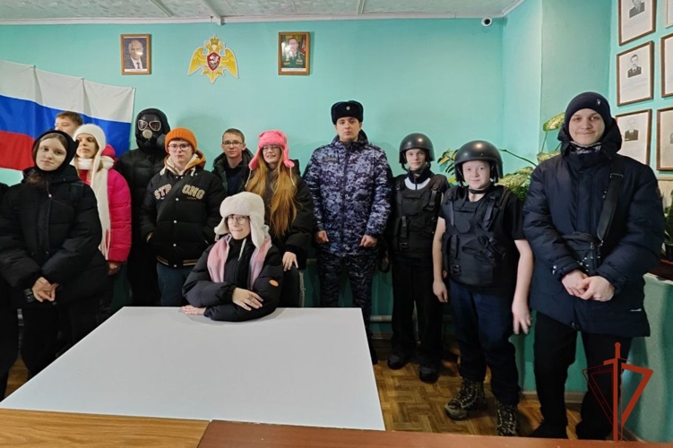 Сотрудники вневедомственной охраны Росгвардии познакомили школьников со своей профессией