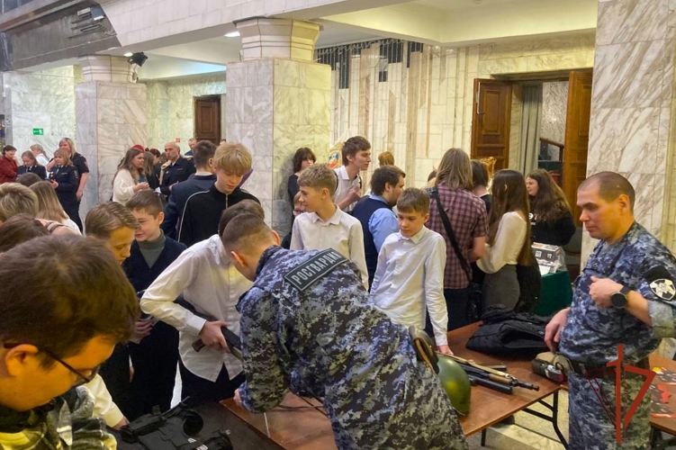 В Новосибирске сотрудники вневедомственной охраны Росгвардии приняли участие в масштабном профориентационном мероприятии