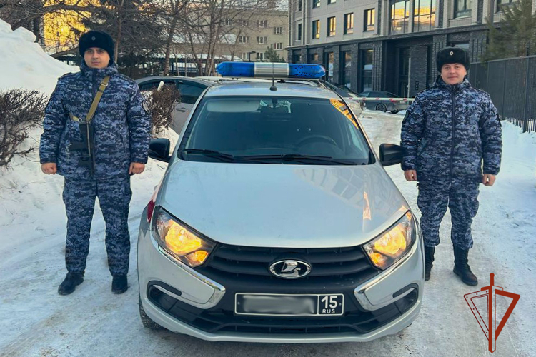 В Новосибирске сотрудники вневедомственной охраны Росгвардии оказали помощь пассажиру троллейбуса, которому внезапно стало плохо