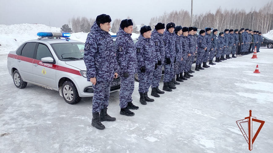 В Новосибирске сотрудники вневедомственной охраны Росгвардии отработали навыки контраварийного вождения