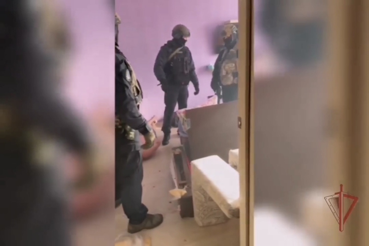 При силовой поддержке спецназа Росгвардии в Новосибирске задержан местный житель, который заявил о захвате заложницы (ВИДЕО)