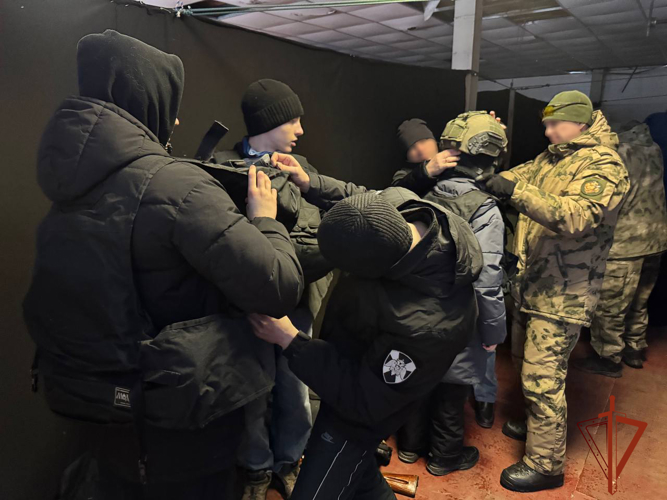 На базе новосибирского отряда ОМОН «Магистраль» прошли занятия для воспитанников патриотических клубов