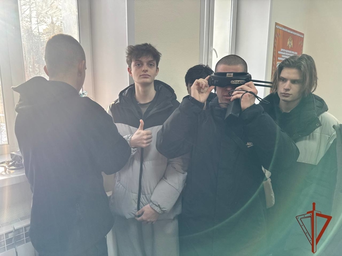 На базе новосибирского отряда ОМОН «Магистраль» прошли занятия для воспитанников патриотических клубов