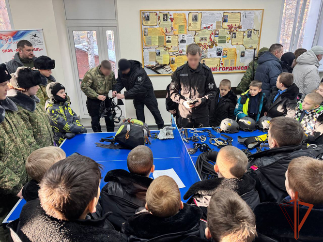 На базе новосибирского отряда ОМОН «Магистраль» прошли занятия для воспитанников патриотических клубов