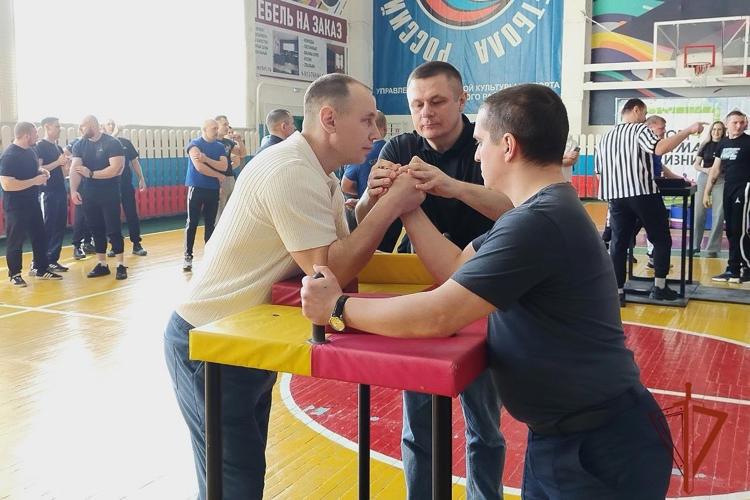 Сотрудники Куйбышевского отдела вневедомственной охраны Росгвардии провели соревнования по армрестлингу