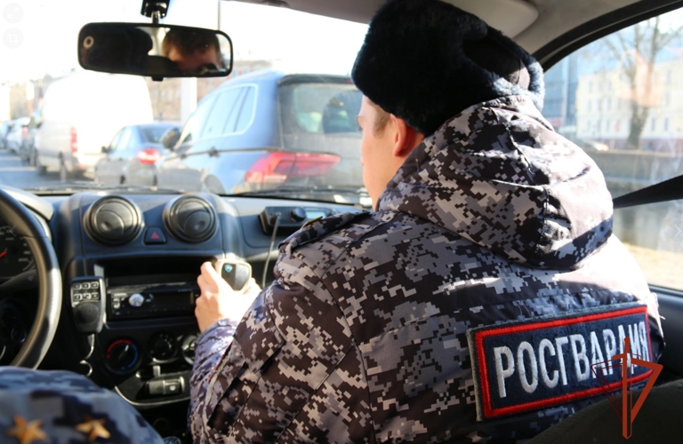 В Новосибирске экипажем Росгвардии задержана подозреваемая в убийстве