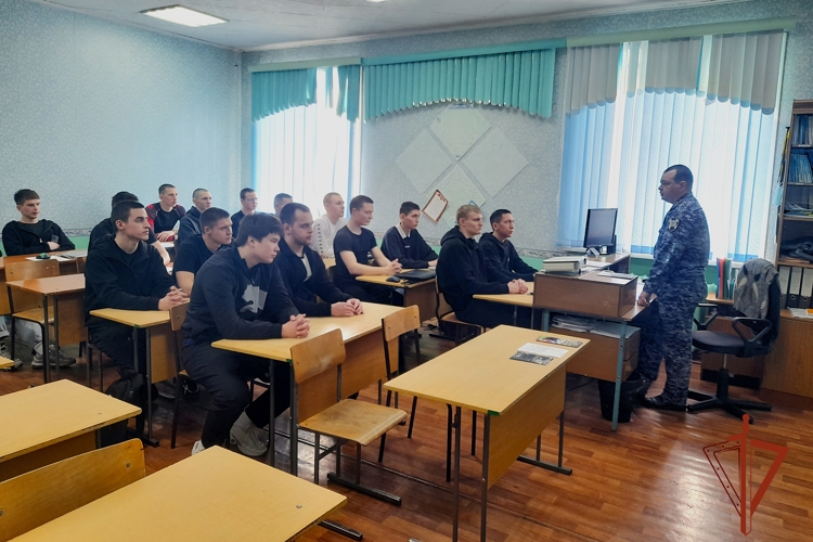 В Новосибирской области сотрудники вневедомственной охраны Росгвардии проводят профориентационные мероприятия для студентов