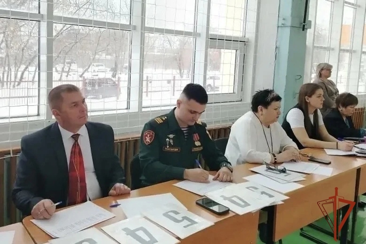 Военнослужащий Росгвардии вошёл в состав жюри смотра строя и песни среди учащихся новосибирской школы