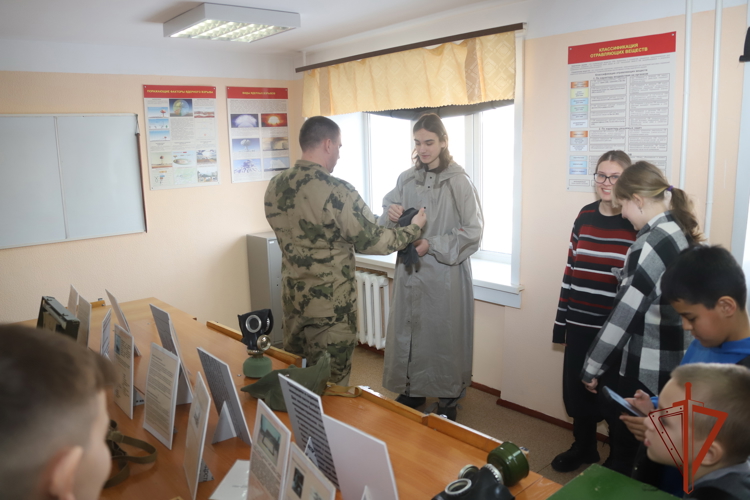 Военнослужащие Росгвардии провели день открытых дверей для школьников Новосибирска