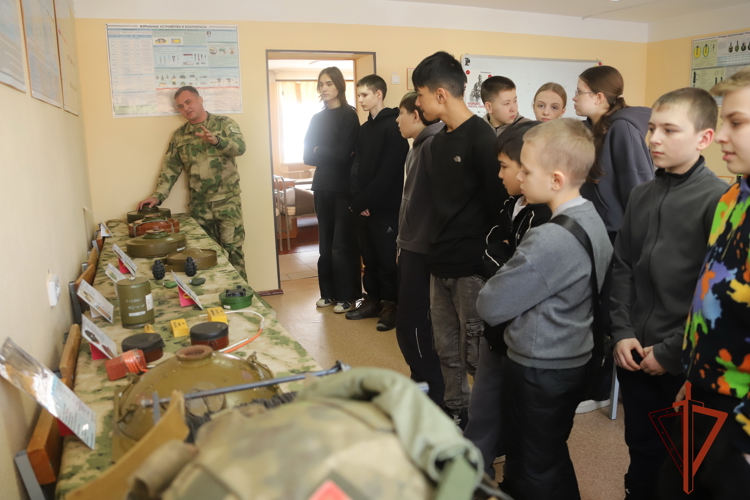 Военнослужащие Росгвардии провели день открытых дверей для школьников Новосибирска