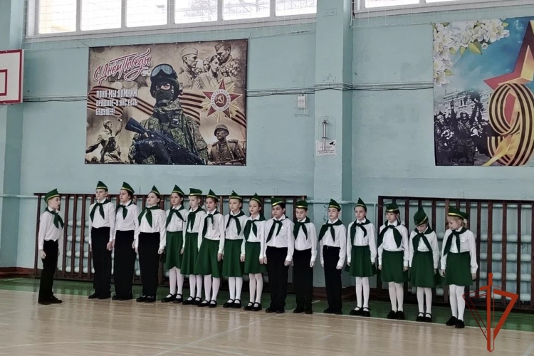 Военнослужащий Росгвардии вошёл в состав жюри смотра строя и песни среди учащихся новосибирской школы