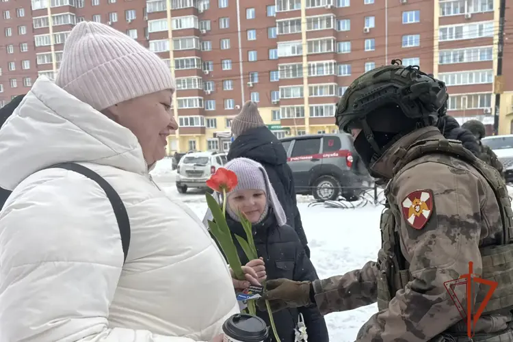 В столице Сибири росгвардейцы поздравили женщин цветами с 8 марта