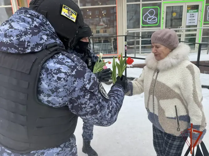 В столице Сибири росгвардейцы поздравили женщин цветами с 8 марта