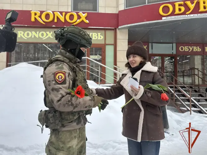 В столице Сибири росгвардейцы поздравили женщин цветами с 8 марта