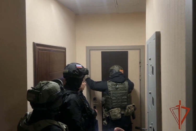 В Новосибирске при силовой поддержке спецподразделения Росгвардии задержан подозреваемый в мошенничестве 