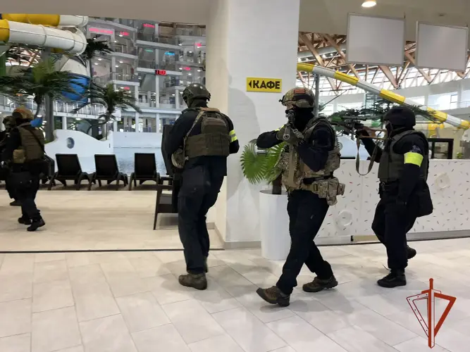 Сотрудники Росгвардии приняли участие в межведомственном антитеррористическом учении на территории новосибирского аквапарка