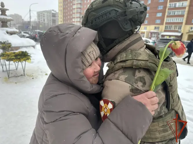 В столице Сибири росгвардейцы поздравили женщин цветами с 8 марта