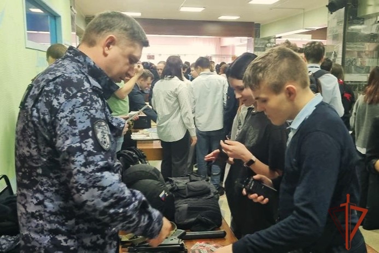 В Новосибирске росгвардейцы рассказали старшеклассникам о своей профессии