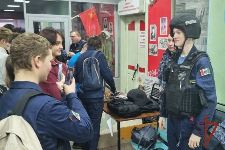 В Новосибирске росгвардейцы рассказали старшеклассникам о своей профессии