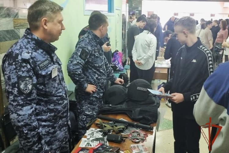 В Новосибирске росгвардейцы рассказали старшеклассникам о своей профессии