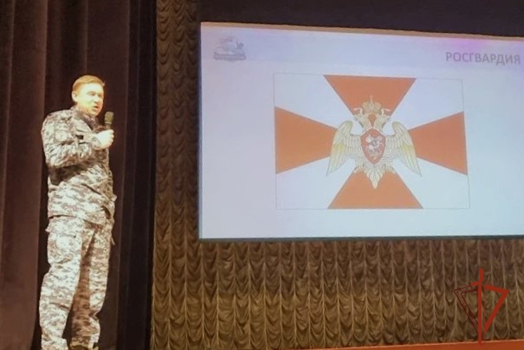 В Новосибирске росгвардейцы рассказали старшеклассникам о своей профессии
