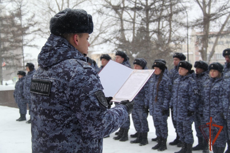 В Новосибирске сотрудники вневедомственной охраны Росгвардии приведены к Присяге 