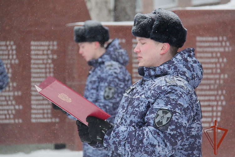 В Новосибирске сотрудники вневедомственной охраны Росгвардии приведены к Присяге 