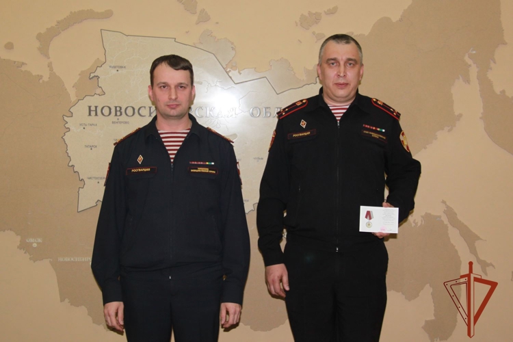 В Новосибирске сотрудников Росгвардии, оказавших своевременную помощь женщине с остановкой сердца, удостоили ведомственных наград