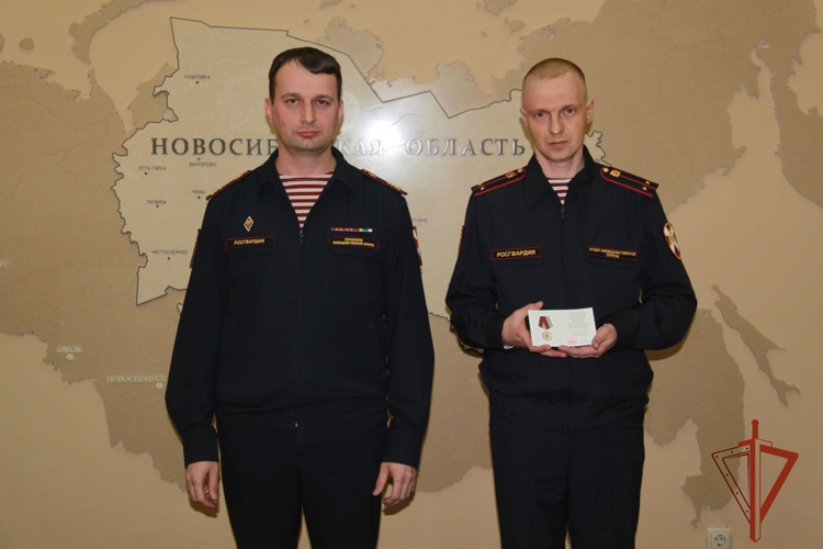 В Новосибирске сотрудников Росгвардии, оказавших своевременную помощь женщине с остановкой сердца, удостоили ведомственных наград