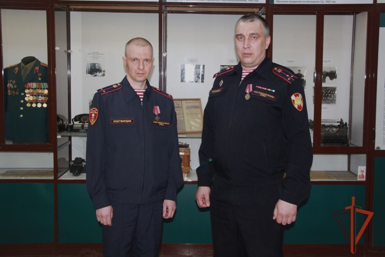 В Новосибирске сотрудников Росгвардии, оказавших своевременную помощь женщине с остановкой сердца, удостоили ведомственных наград