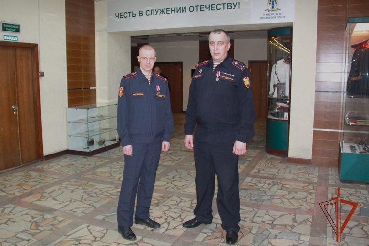 В Новосибирске сотрудников Росгвардии, оказавших своевременную помощь женщине с остановкой сердца, удостоили ведомственных наград